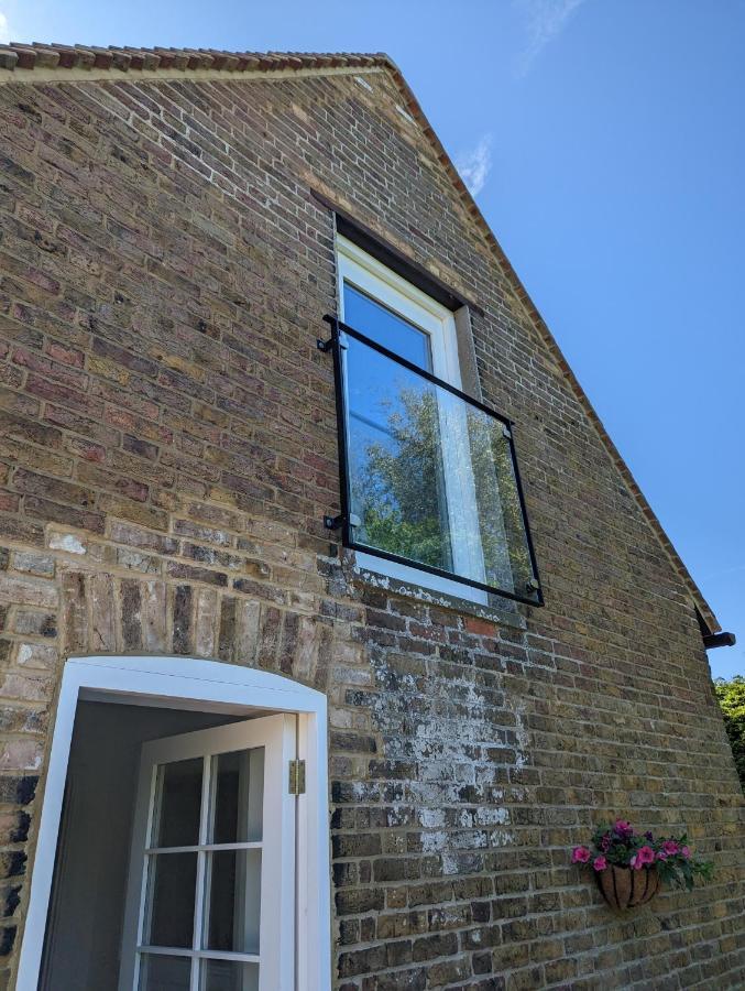 Myrtle Stables - Converted, Self-Contained, Countryside Hernhill 外观 照片
